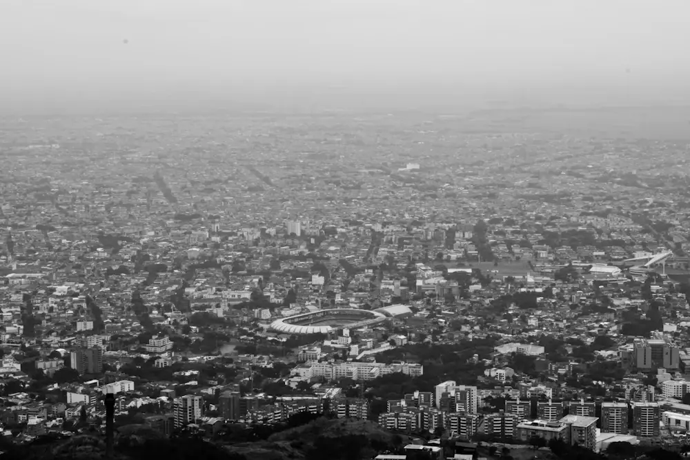 Vista aérea de Cali en blanco y negro