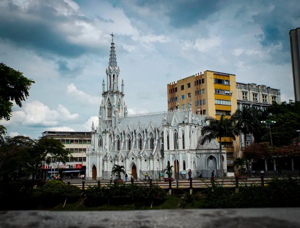Iglesia de La Ermita en Cali bajo un cielo nublado